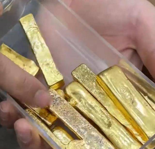 一打金店1个月扫出1700克金粉，价值近200万，老板称是打金时产生的“生活垃圾”