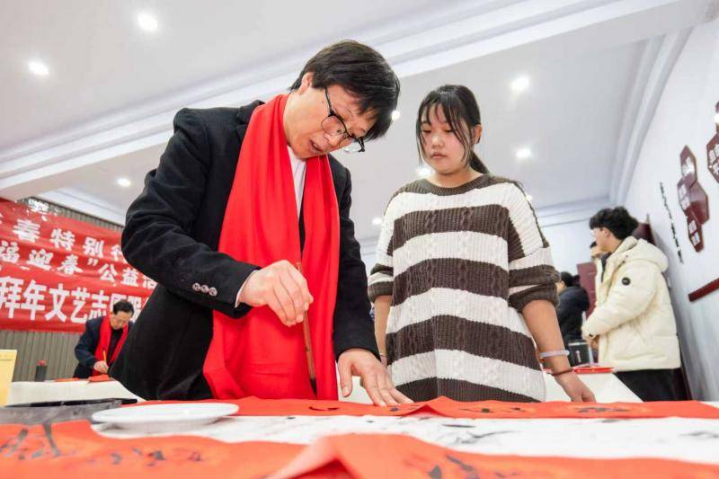 持续20多年，张家口宣化组织书法家为居民“个性化定制”春联