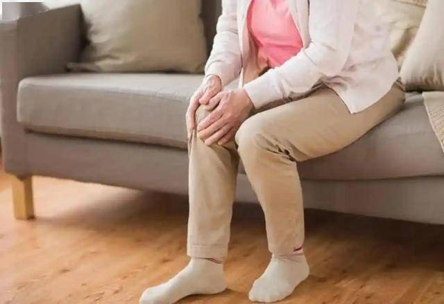 医生忠告：早期脑梗不是头晕，而是频繁出现这4个异常，要警惕