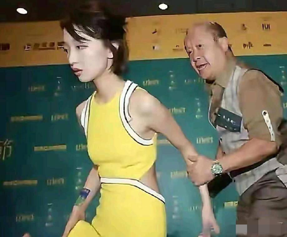 原创            2015年，参加完某综艺活动后，周冬雨匆匆离开，曾志伟从后面跟上来拽住周冬雨的胳膊，两个人似乎在说什么？曾志伟显得很急切，周冬雨则面带冰霜。 2015年某综艺录制刚结束，镜头里的周冬雨正迈着轻快的步子准备下班，，整个人处于放松状态。 周围没什么疯狂粉丝，主要是工作人员和同行，本是个...