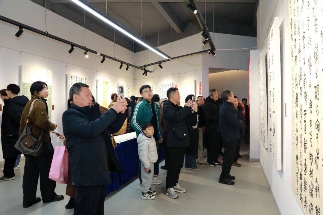 篆引乐鱼体育- 乐鱼体育官方网站- 世界杯指定平台LEYU SPORTS云梦 春启新章：一场跨越两千载的文墨对话