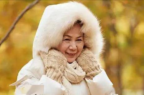 医生发现：冬季外出戴帽子的老人，不用几个月，或有这4大好处