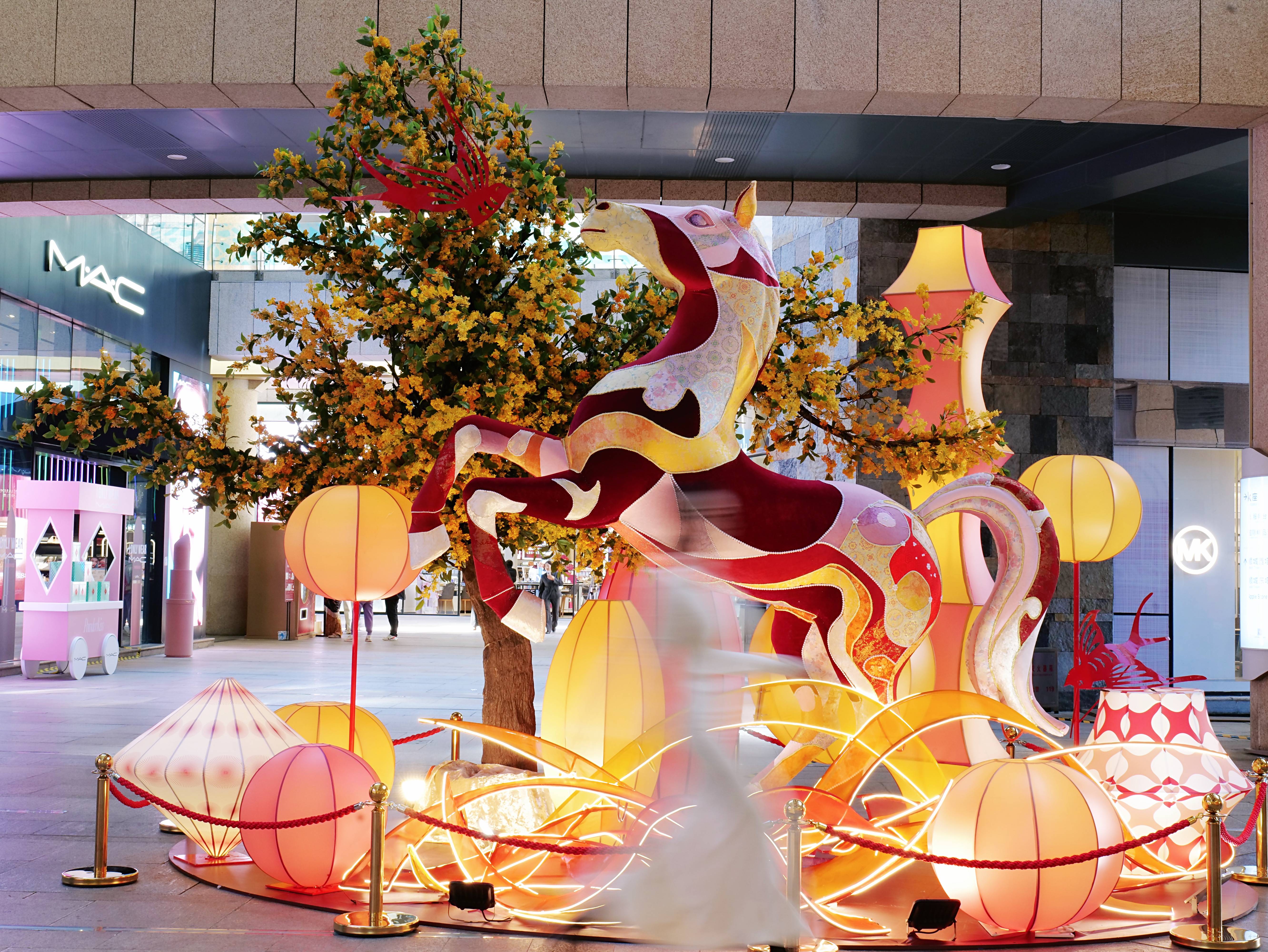 新春添景！马年主题艺术装置扮靓春城