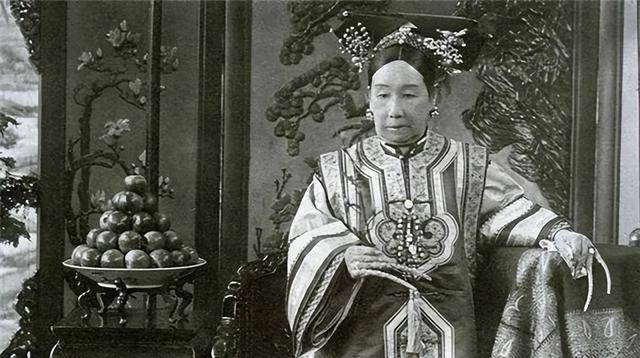 慈禧"真实照片",被美国博物馆收藏至今,这才是她真正的样子