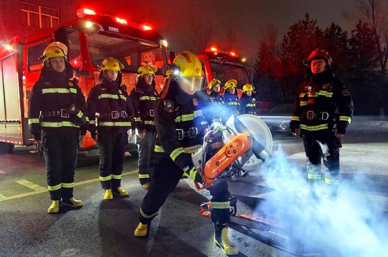 新疆昌吉呼图壁县开展春节前商场超市消防安金年会- 金年会体育- 官网APP全服务指导