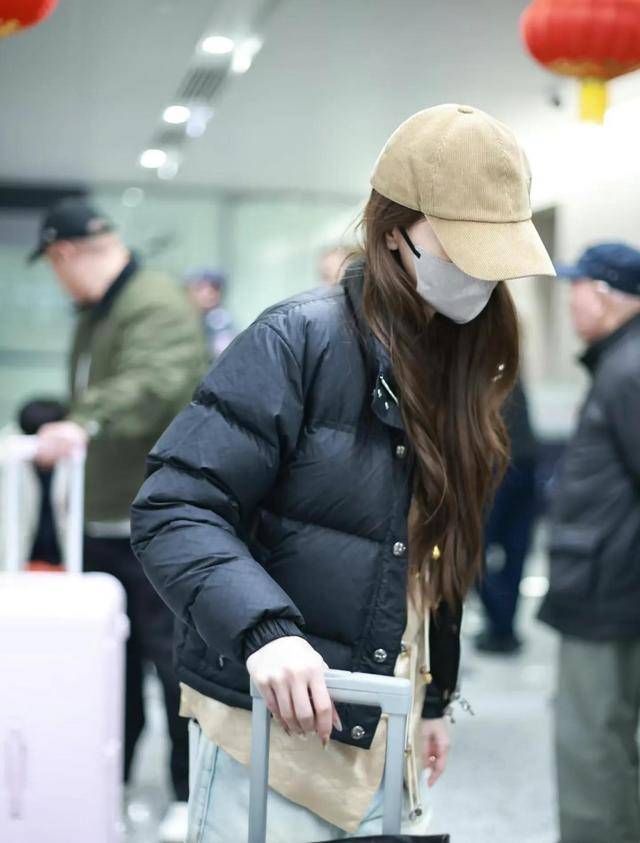 杨颖带小海绵回上海，戴金项链和手链，从头到脚奢侈品价格超15W