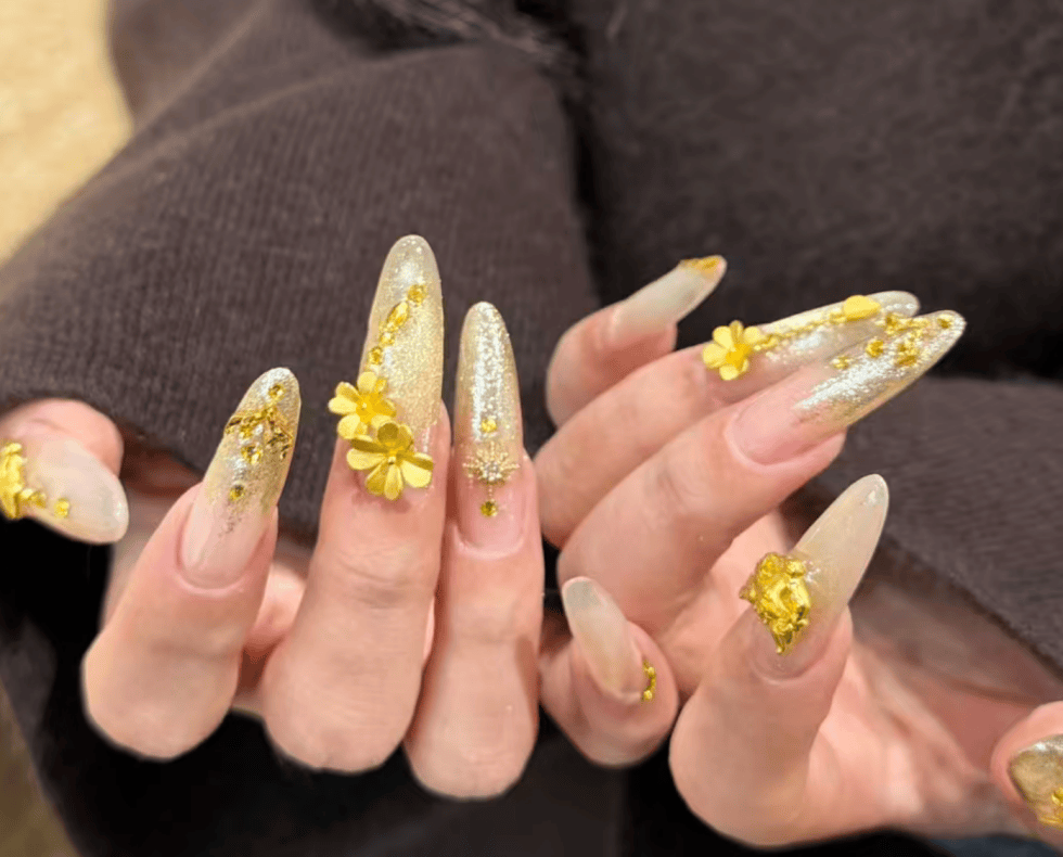 这届年轻人把上万元黄金剪碎贴在指尖！喜欢“黄金甲”