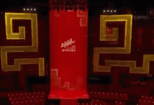 央视春晚舞台造型揭秘！5584块翻转模块 构成8匹奔马艺术装置