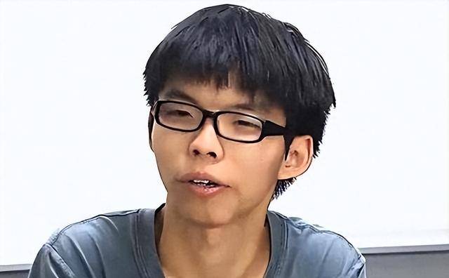“乱港”分子黄之锋:21年父母抛弃他跑路,如今下场大快人心_香港_爸妈_保释