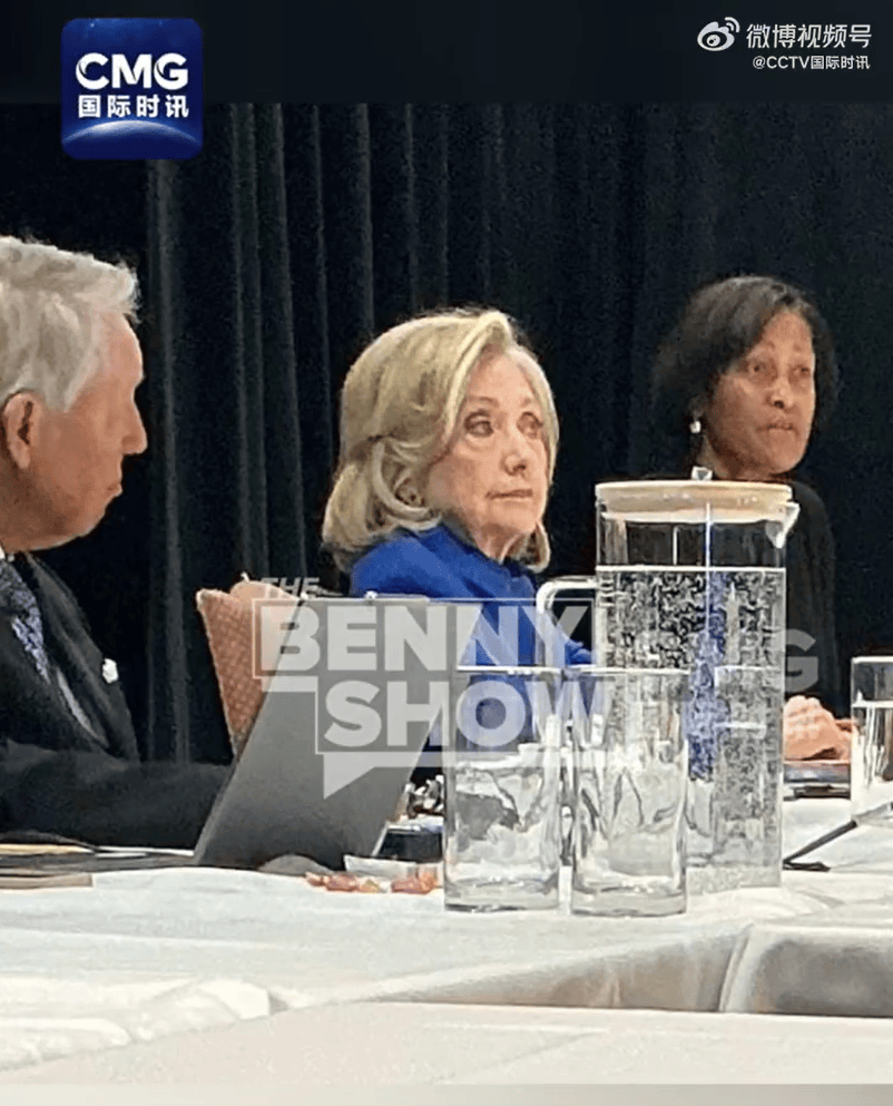 图片[2]-因一张照片被泄露，希拉里作证时突然中断，她声称对爱泼斯坦案不知情，敦促质询特朗普，暗示马斯克也应被传唤 -华闻时空