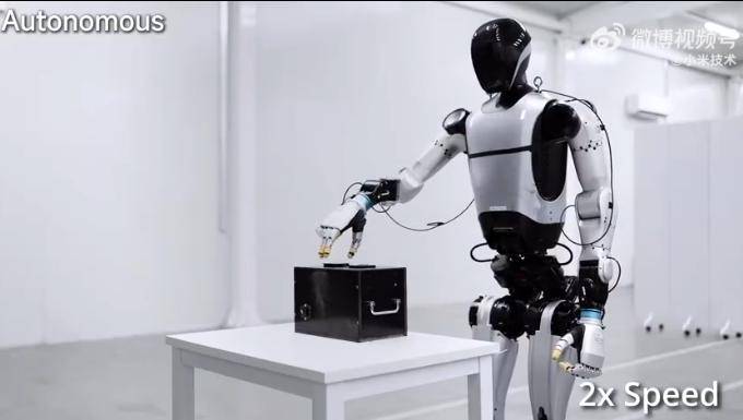 首次曝光!小米机器人给小米汽车安装车标:一气呵成 还会先撕膜