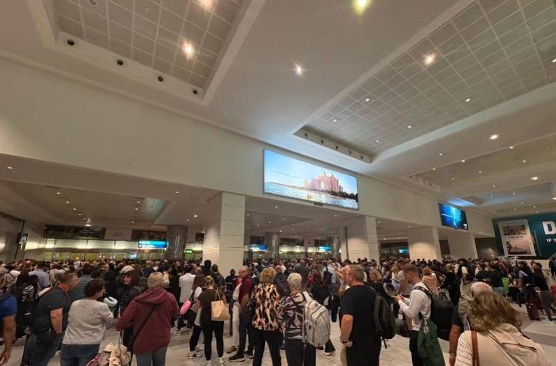 上海旅客讲述迪拜惊魂夜：百余人手机同时响警报，航班再延期 -华闻时空
