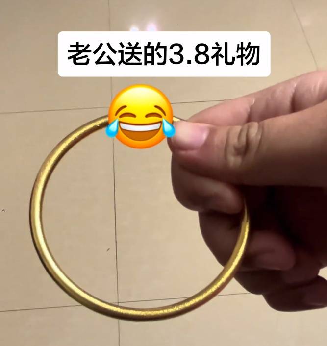 老公送的金镯子，丢地上又响又跳，网友调侃：这是“铁”了心！金店这样说 图1