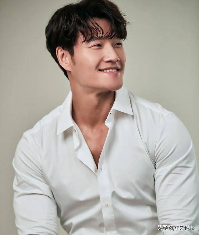 金钟国患上罕见疾病，连路都走不稳！录节目靠HaHa搀扶，画面曝光