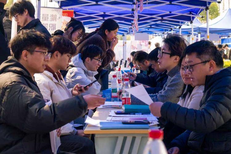 春招直击：AI素养成求职隐性门槛，临港春招释放新信号