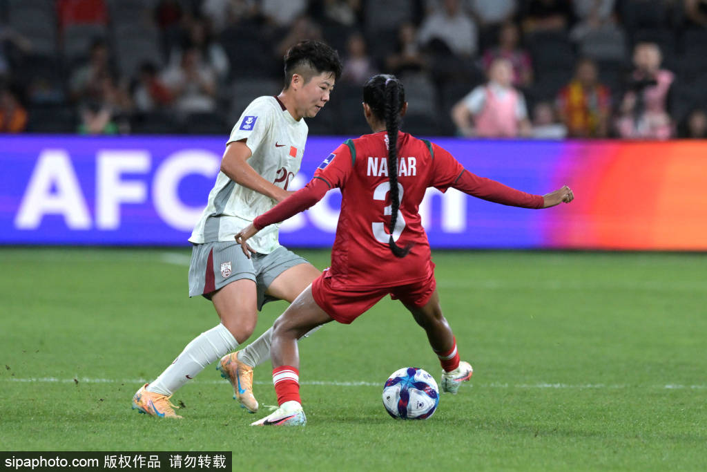有点危险！比赛第5分钟，中国女足后点漏人，好在福勒推射打高