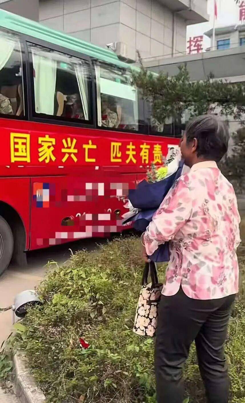 广西一老人手捧鲜花送孙辈入伍，牵挂背影让网友破防，家属评论区致谢拍摄者：看哭了_视频_庞女士