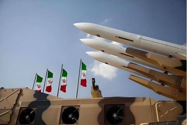 伊朗亮出新型导弹