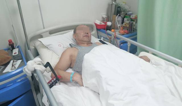 67岁老人骑车闯红灯遭“3车连撞”，全身多处骨折，家属回应：确实有错，没想讹人，但希望涉事各方共同承担起应尽责任