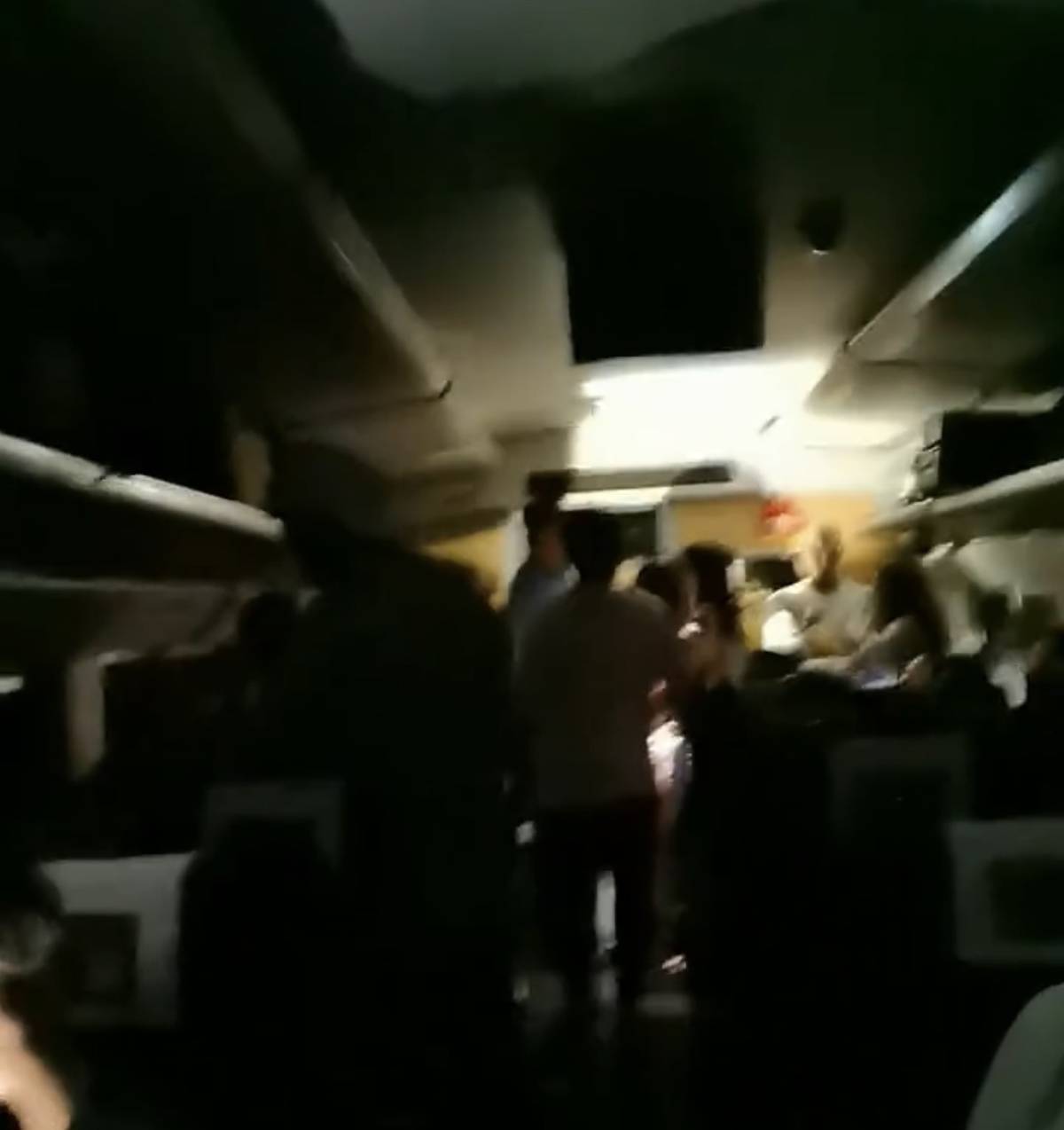 被困隧道3小时的D3665次列车恢复通行，乘客：车上多人疑似晕厥，被救护车送医救治