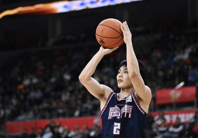 出人意料！庞峥麟赛后主动向杜锋鞠躬 杜锋反应不过来 胡明轩看呆了