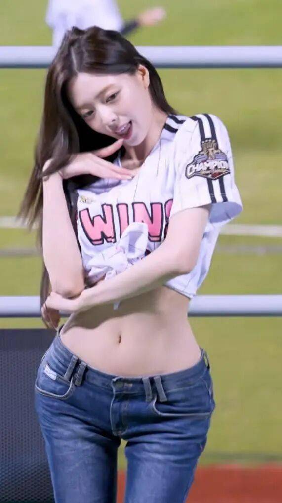 知名女团成员因身材太好，又被网友质疑了！这次最执着的居然不是韩网友？插图1