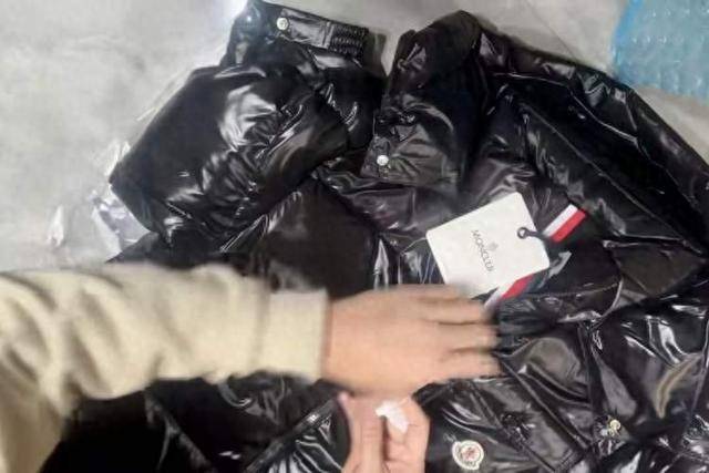 抖音商城网购两件Moncler羽绒服均被