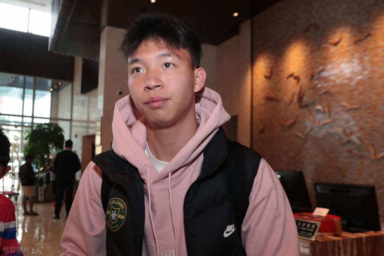 英超伯恩利高层承认曾想引进王钰栋，结果转会费太高，未能如愿