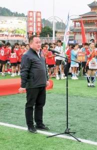 县委书记闭幕发言仅6秒 只为让孩子们早点休息