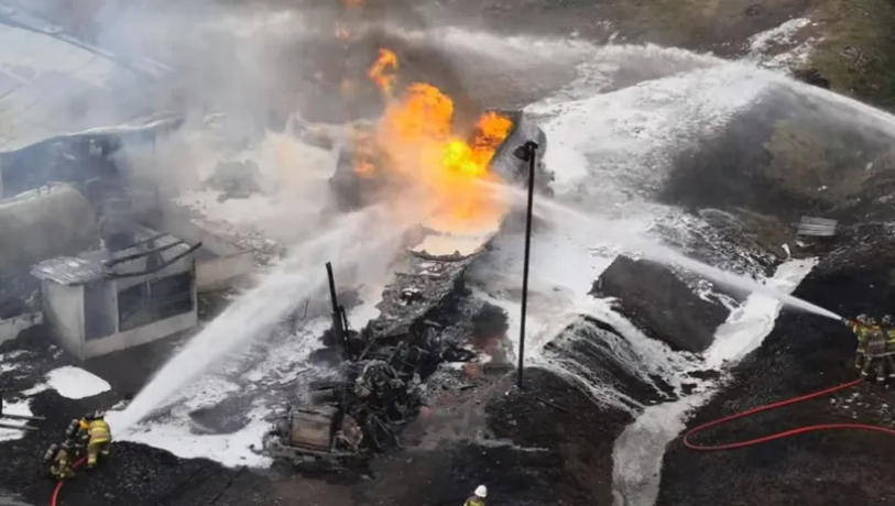 巴拿马一大桥附近油罐车起火引连环爆炸：事发时正加油，一司机身亡，大桥受损关闭-华闻时空