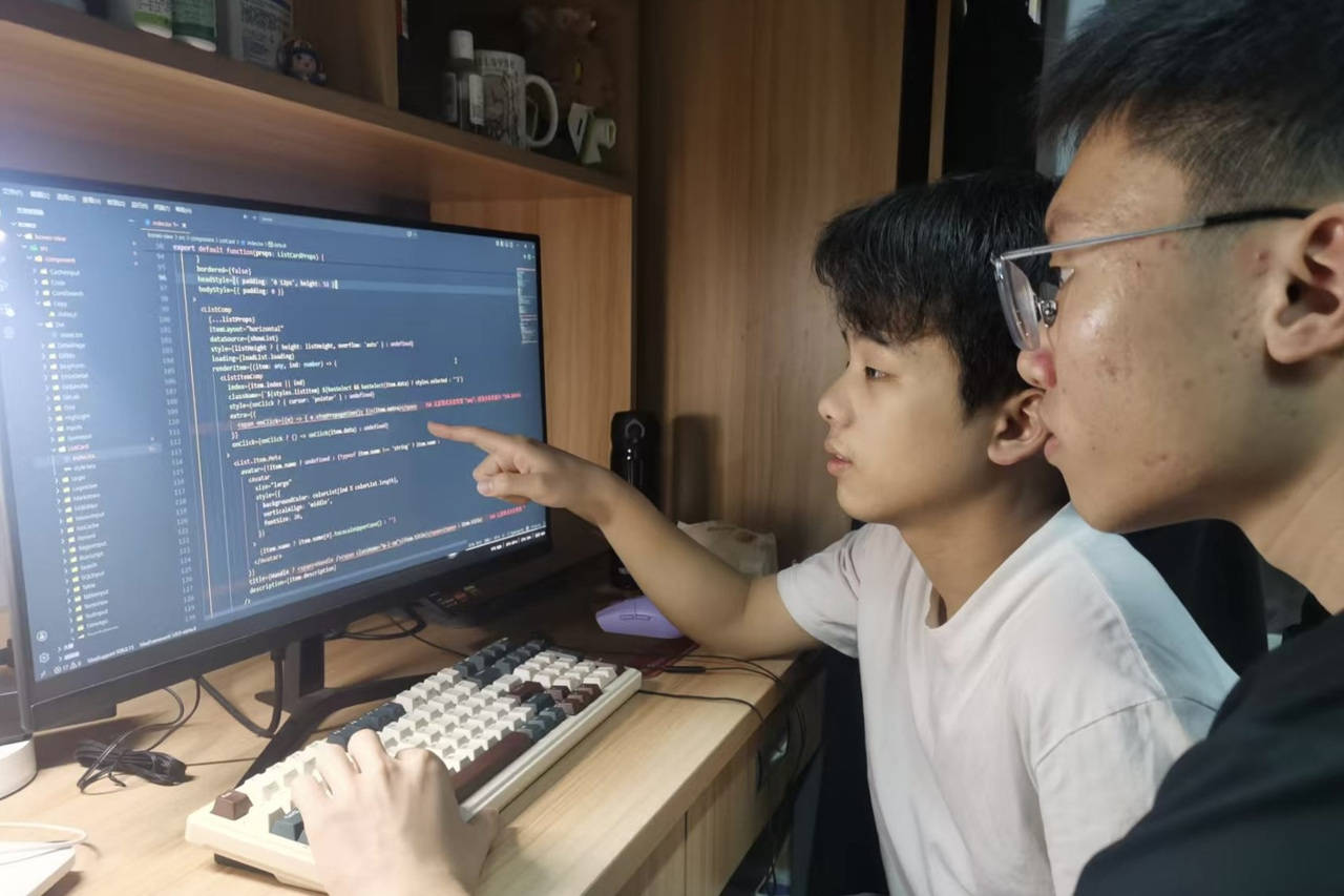 学长学姐教学弟学妹，杭电办前端开发“AI+”训练营