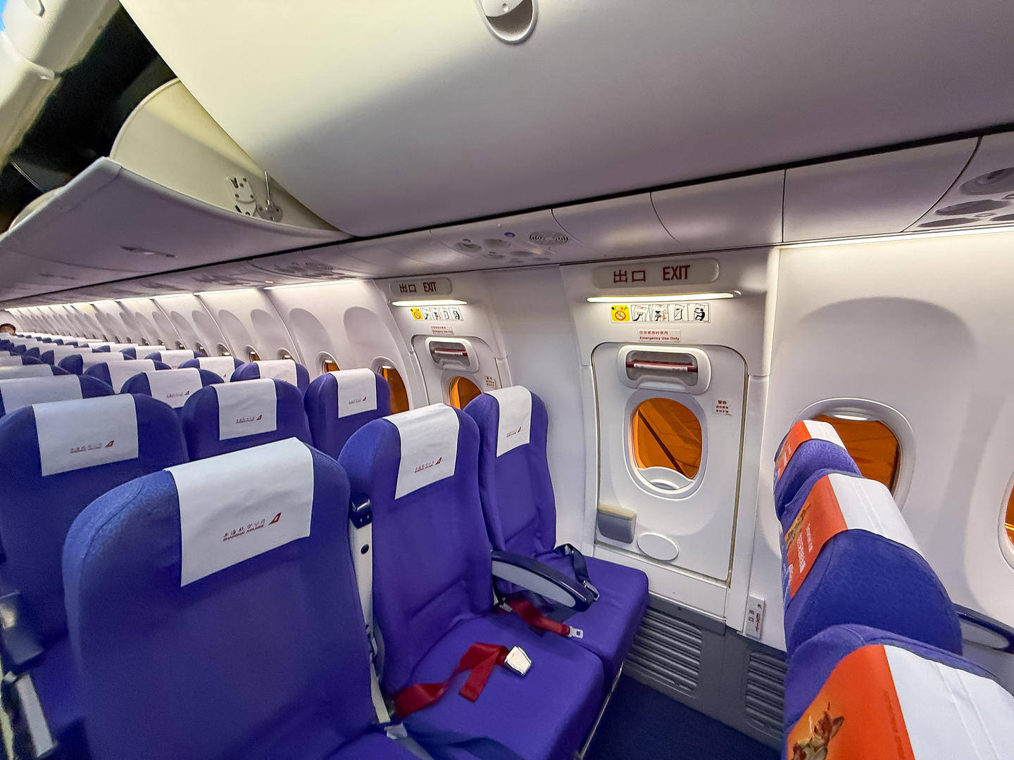 最高法:飞机上违规开舱门,以暴力、威胁方法阻碍航空安全员等依法执行职务的,从重处罚 (图1) 最高法:飞机上违规开舱门,以暴力、威胁方法阻碍航空安全员等依法执行职务的,从重处罚 (图1)