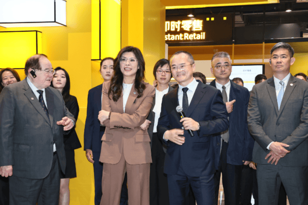 郑丽文点了一杯“无人机奶茶”，台湾低空经济政策开始酝酿 -华闻时空