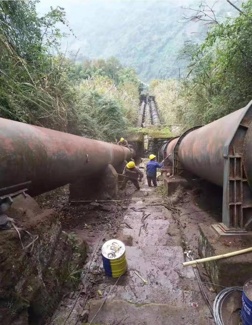 重庆一水电站发生事故导致4人不幸遇难，当地：引水压力管道迸裂将人冲走，涉事电站已停工停产