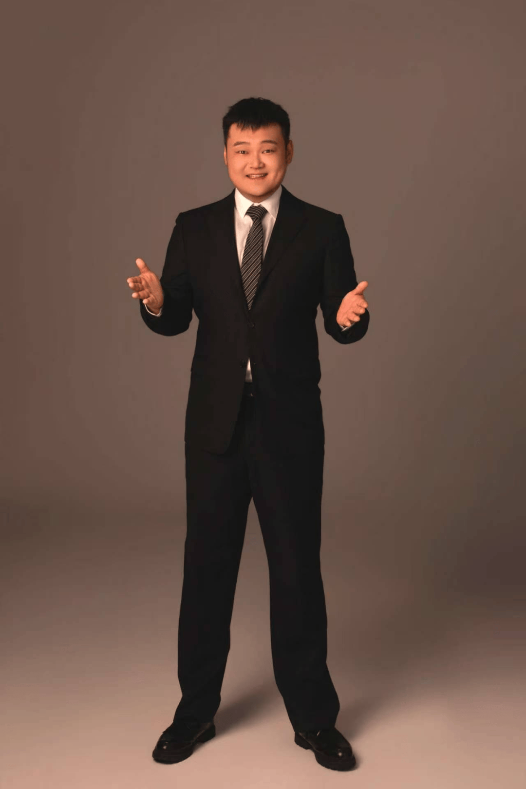 主持人闫旭主持人舒畅主持人何英主持人周艳闫旭,舒畅,何英,周艳领衔