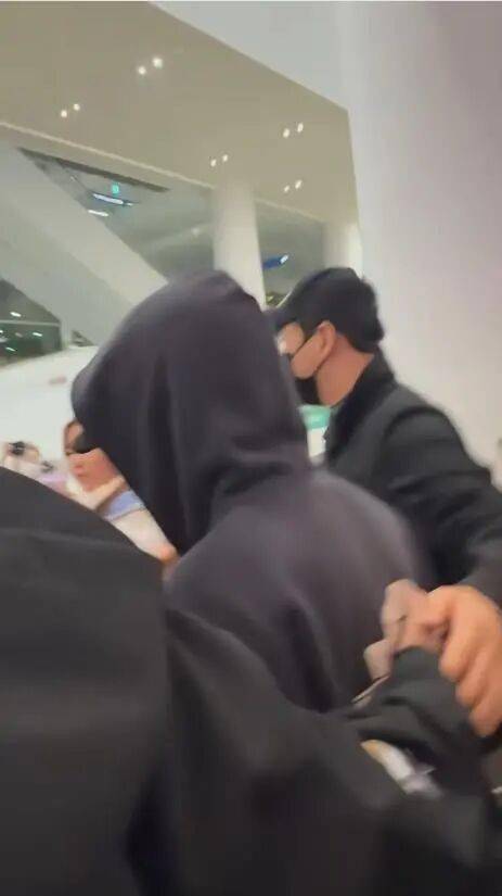 知名男团成员遭韩国粉丝贴脸辱骂，全程低头沉默未作回应 插图