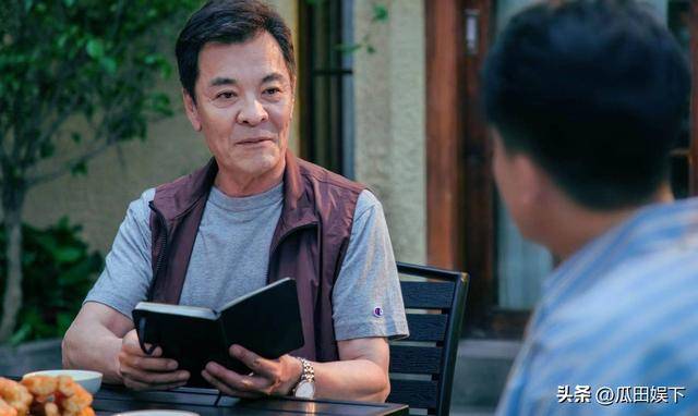 她19岁爱上“老渣男”同居7年被抛弃如今46岁脸肿发福认不出