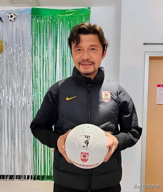 51岁前国足现状：财富自由，亮相新岗，与小16岁外国娇妻儿女双全