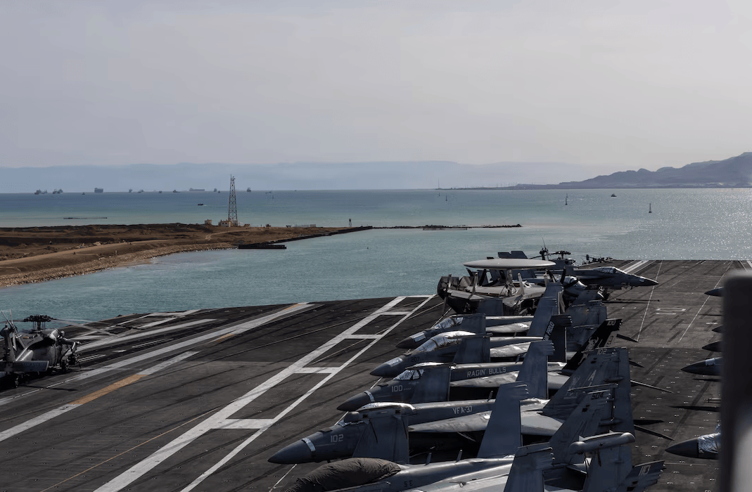 美军“福特”号航母返回红海海域-华闻时空