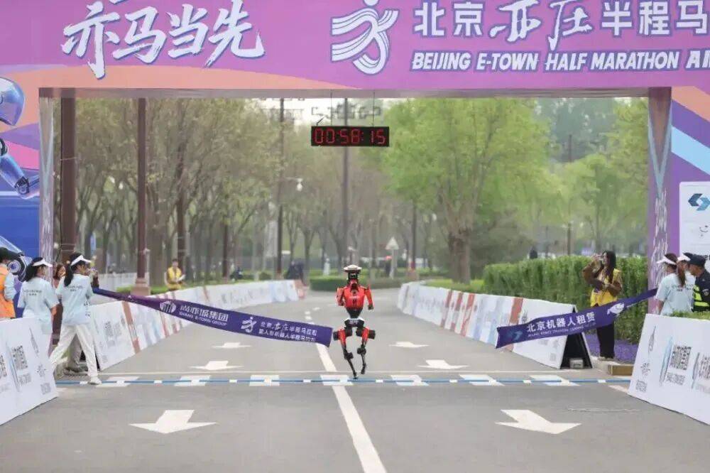 荣耀打破人类纪录，人形机器人需要挤挤“水分”