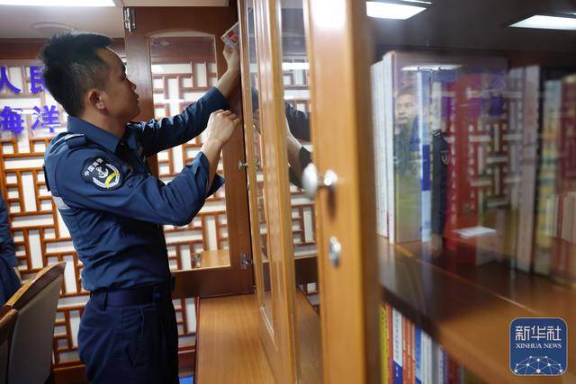 南海影像日志｜浪尖上的书香——海警执法员的“海上读书时光”