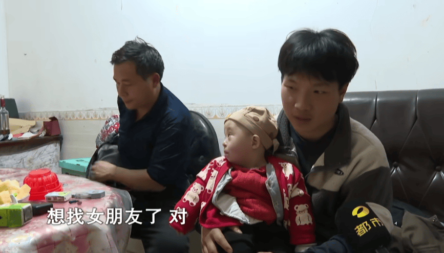 20岁小伙卖猪肉养6个弟妹，父母再生唐氏儿七弟；当地回应，有专人给他打造人设引流，网友：上午还在可怜他，现在收回同情