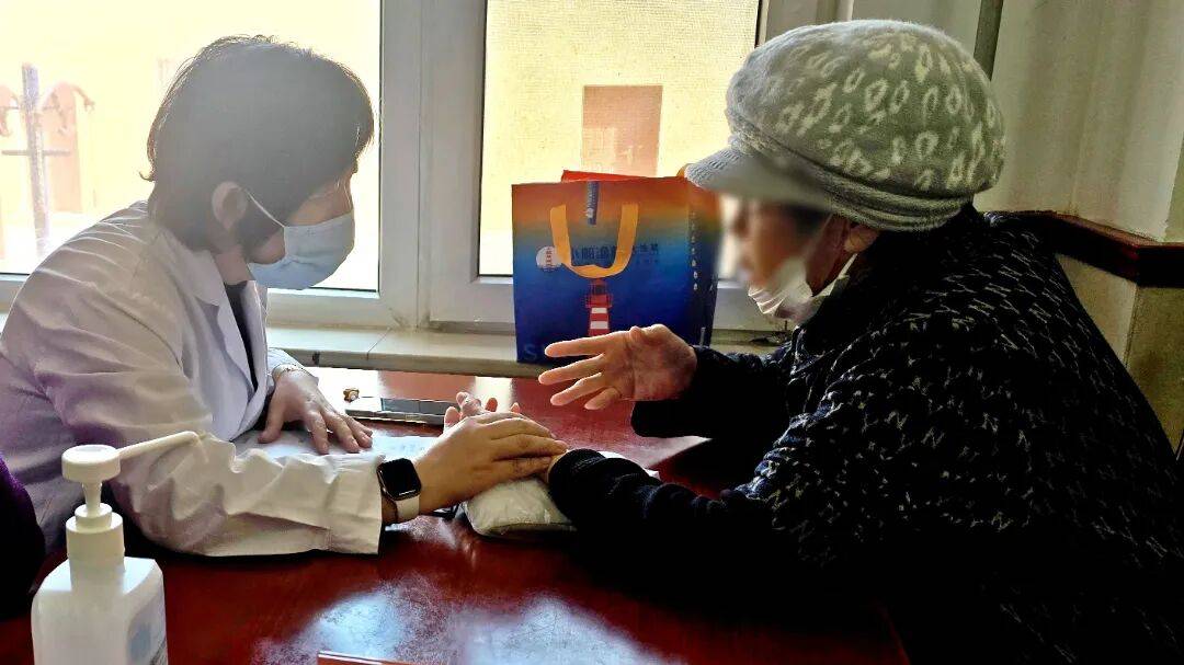 包含友谊医院代挂专家号加代问诊独居患者就医陪护，不再孤零零的词条