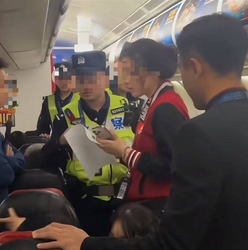 亚航回应重庆起飞航班上女乘客闹事被要求下机：其未遵守指令