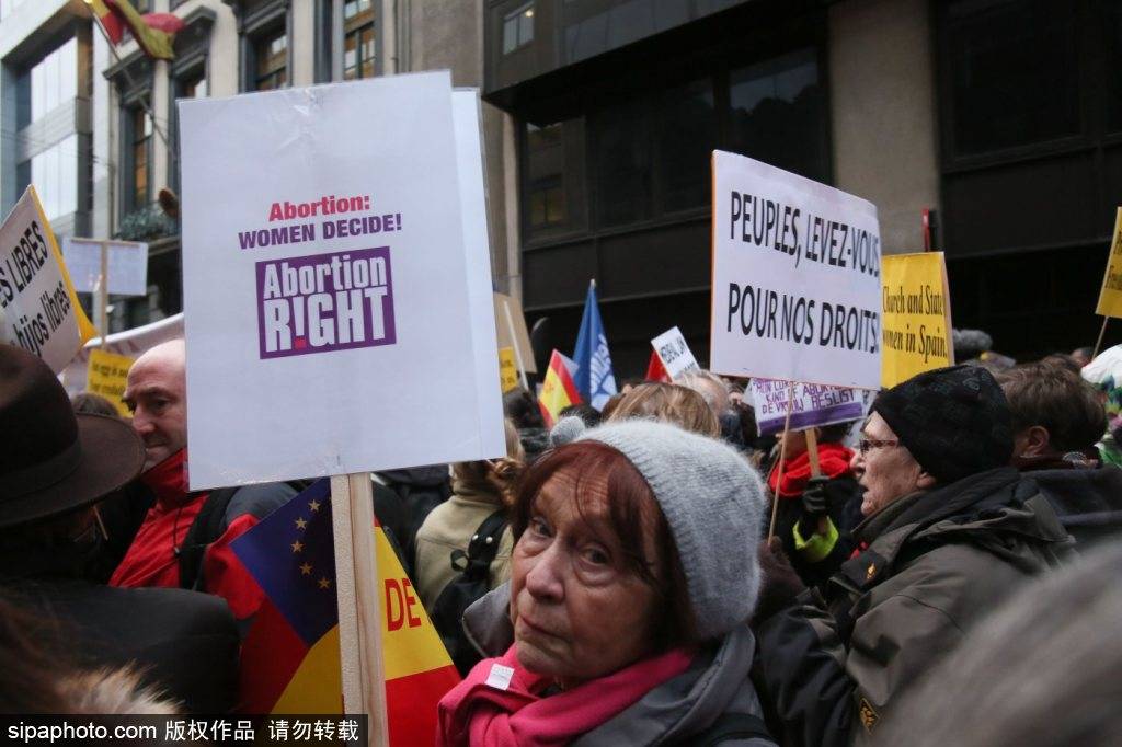 封面双线：诺坎普的苦涩胜利与丹尼·贾尔克的女足庆典——亚马尔伤情成最大问号