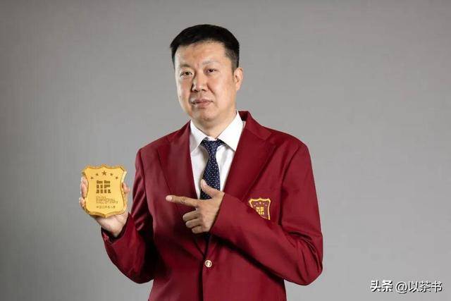 原来王治郅妻子是她，是著名王牌主持，小他13岁心甘情愿当继母