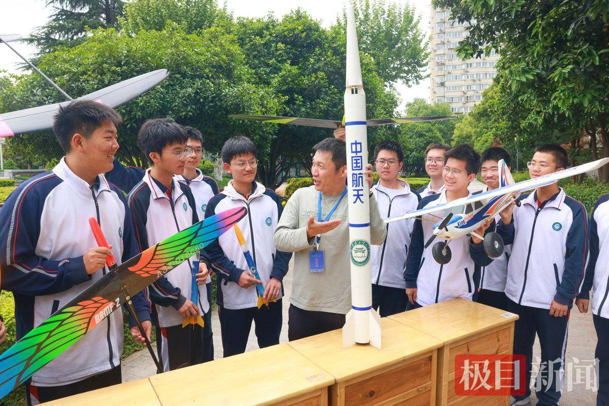 逐梦星辰向未来——湖北省武昌实验中学开展中国航天日科普活动