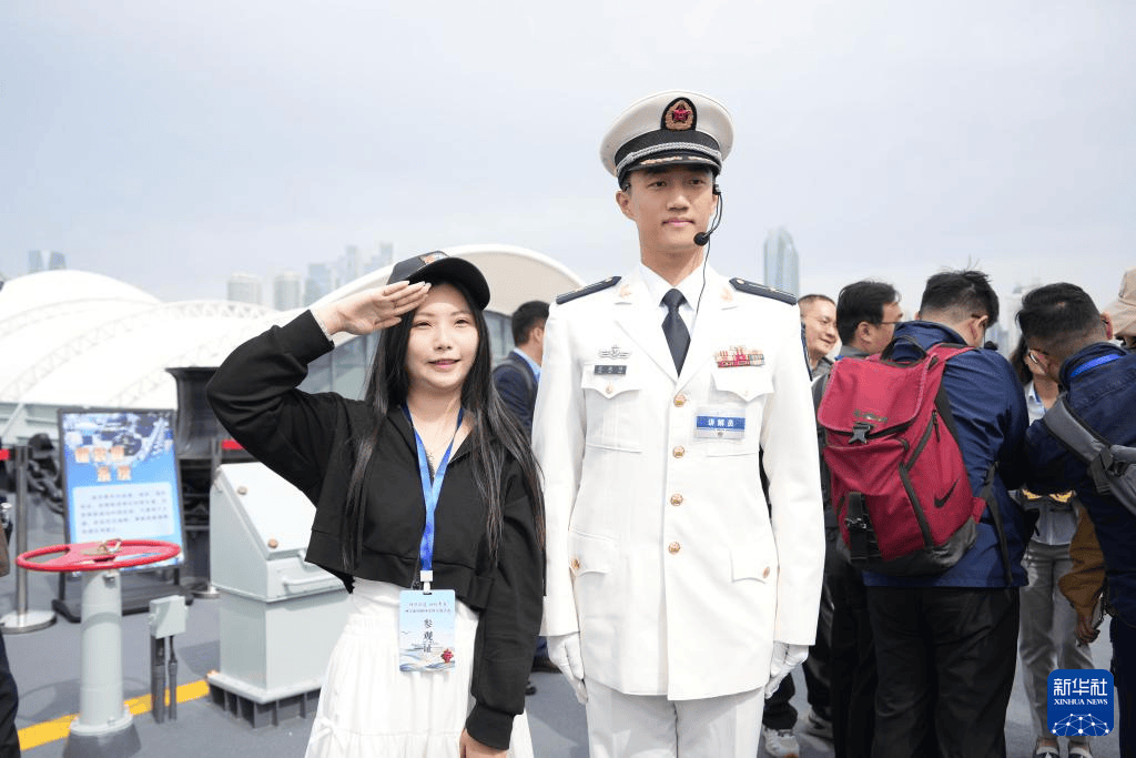 台湾同胞参加海军成立77周年纪念日舰艇开放活动_军舰_青年_两岸