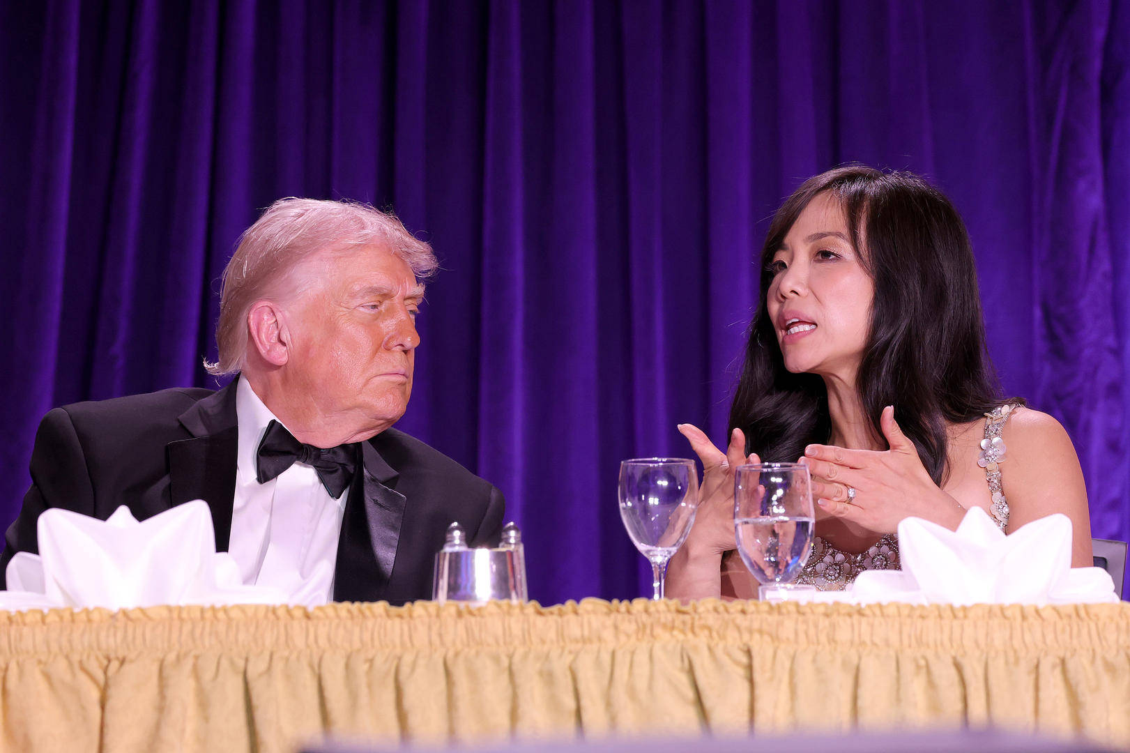 枪击案发生时，坐在特朗普旁边的华裔女记者是谁？-华闻时空