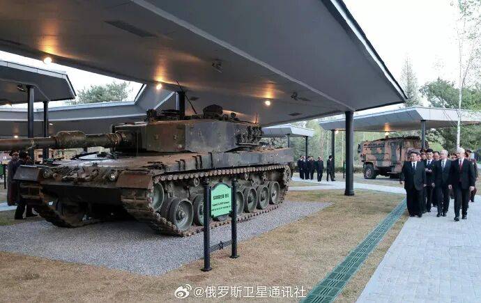 朝鲜展示在俄乌战场缴获的西方武器，包括“豹”-2、M1A1“艾布拉姆斯”坦克！普京：铭记俄朝士兵并肩作战的英勇事迹